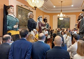 Los gigantes de la sociedad Irungo Atsegiña bailaron dentro de la Sala Capitular