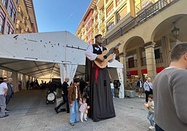 La fiesta ha dado comienzo con talleres en la carpa de la plaza Gernikako Arbola, con el gigante de Iparragirre creando la habitual expectación