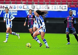 Andreia Jacinto conduce un balón durante el derbi de la pasada temporada en Ipurua.
