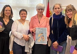 Miren Elgarresta eta ikerlanaren egileak, aste honetan Gasteizen.