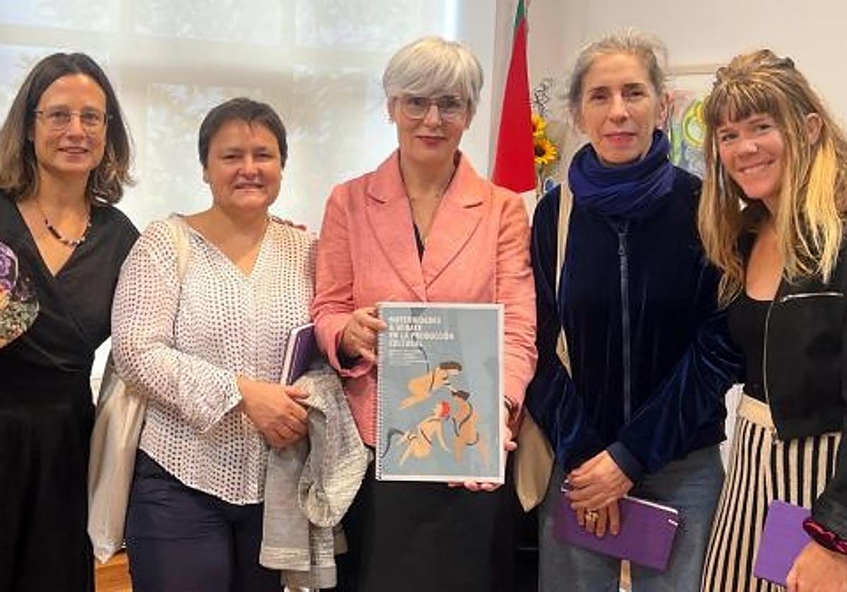 Miren Elgarresta eta ikerlanaren egileak, aste honetan Gasteizen.