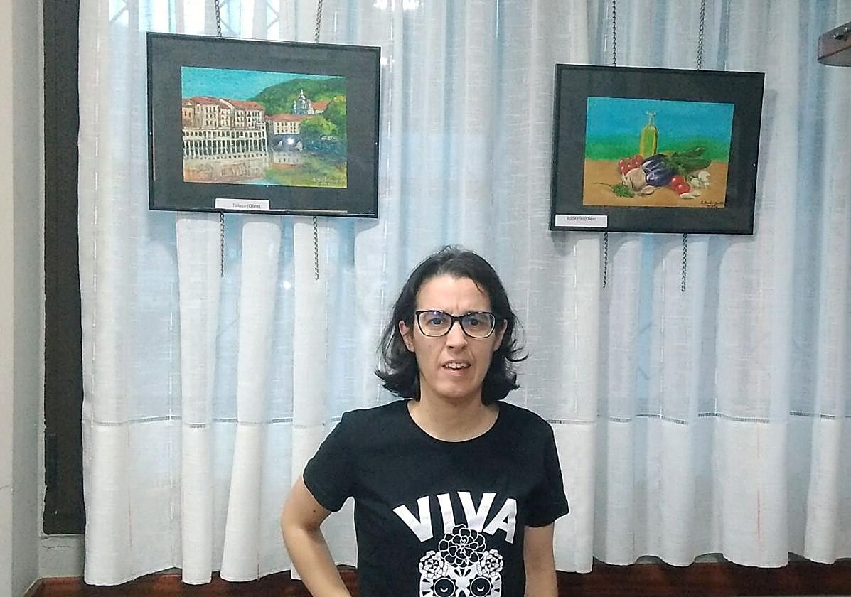 Isabel Rodriguez, con dos de los cuadros expuestos.