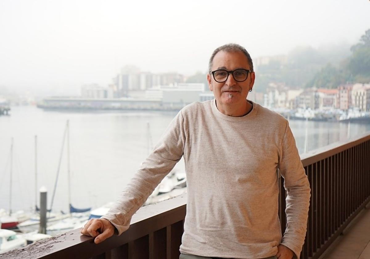 El alcalde de Pasaia, Teo Alberro Bilbao, en el balcón del Palacio Arizabalo.