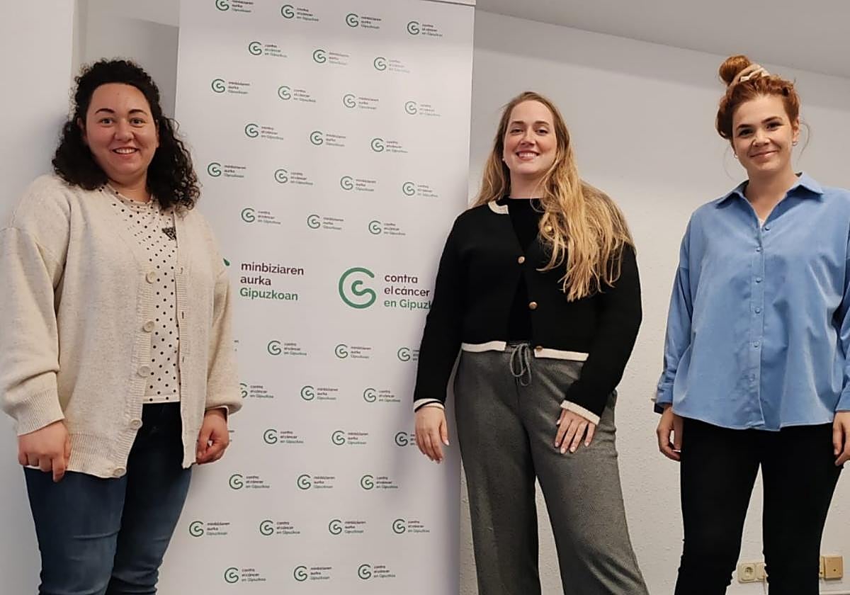 Leire González, trabajadora social, Andere Zalbidea, psicóloga, y Laura Mongelos, psicóloga de la asociación.