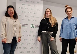 Leire González, trabajadora social, Andere Zalbidea, psicóloga, y Laura Mongelos, psicóloga de la asociación.