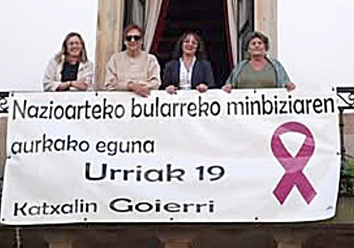 Ayer colocaron la pancarta en el balcón del Ayuntamiento.