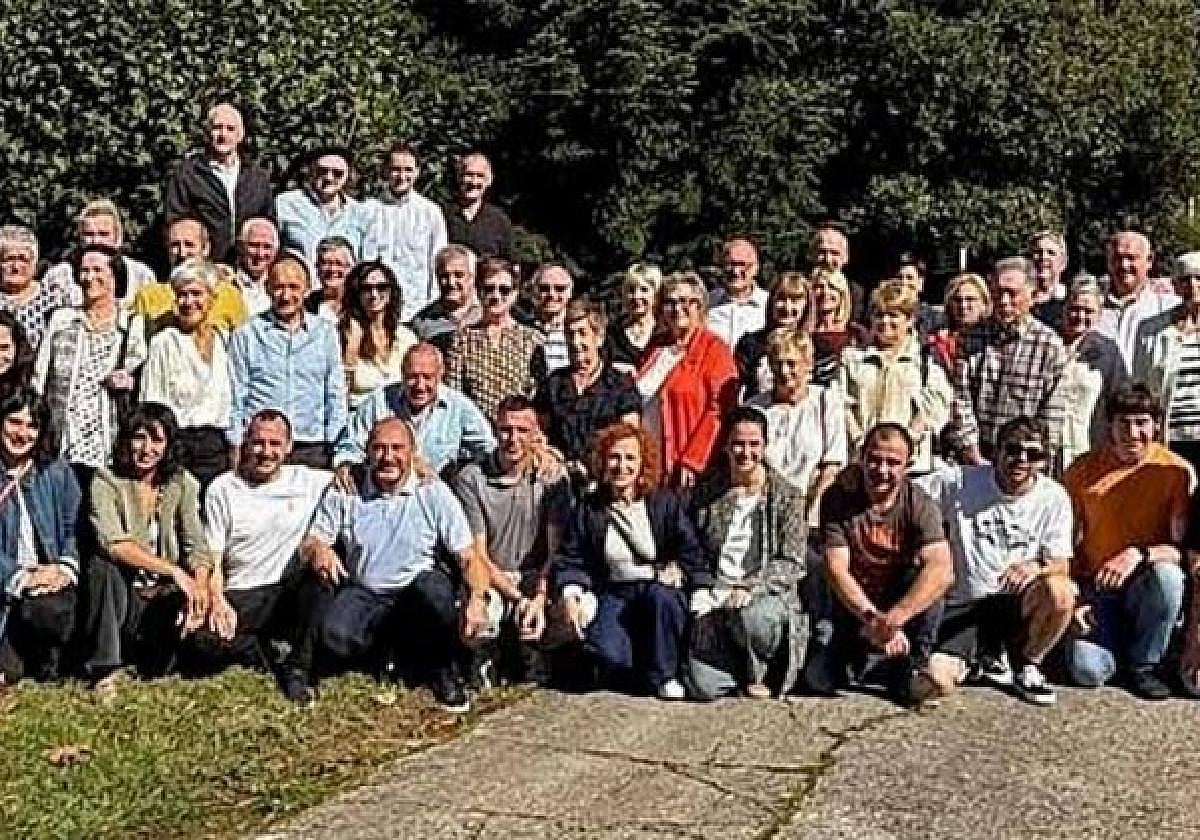 Las vecinas y vecinos de Aiastia que celebraron las 'Bodas de Oro' de la sociedad con una comida en el restaurante Belaustegi.