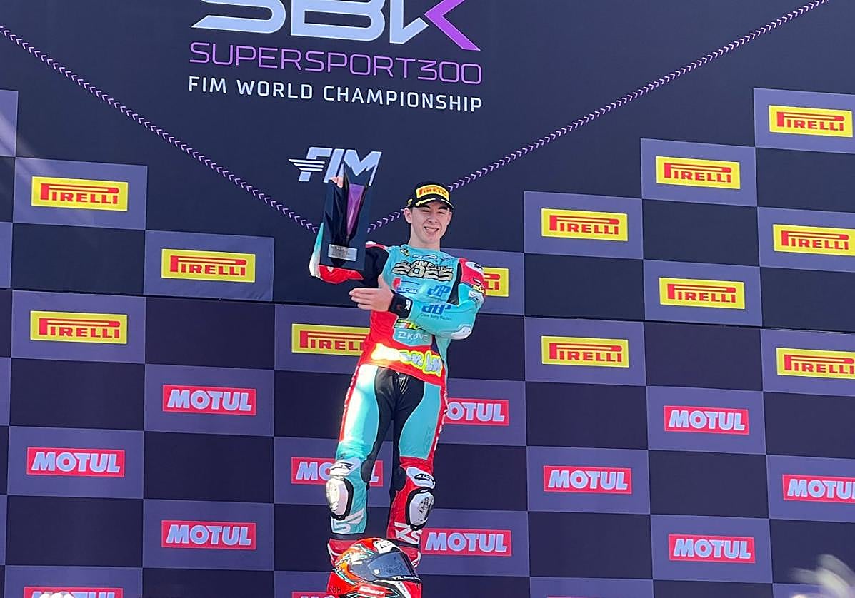 Beñat Fernández celebra su triunfo como campeón del mundo .