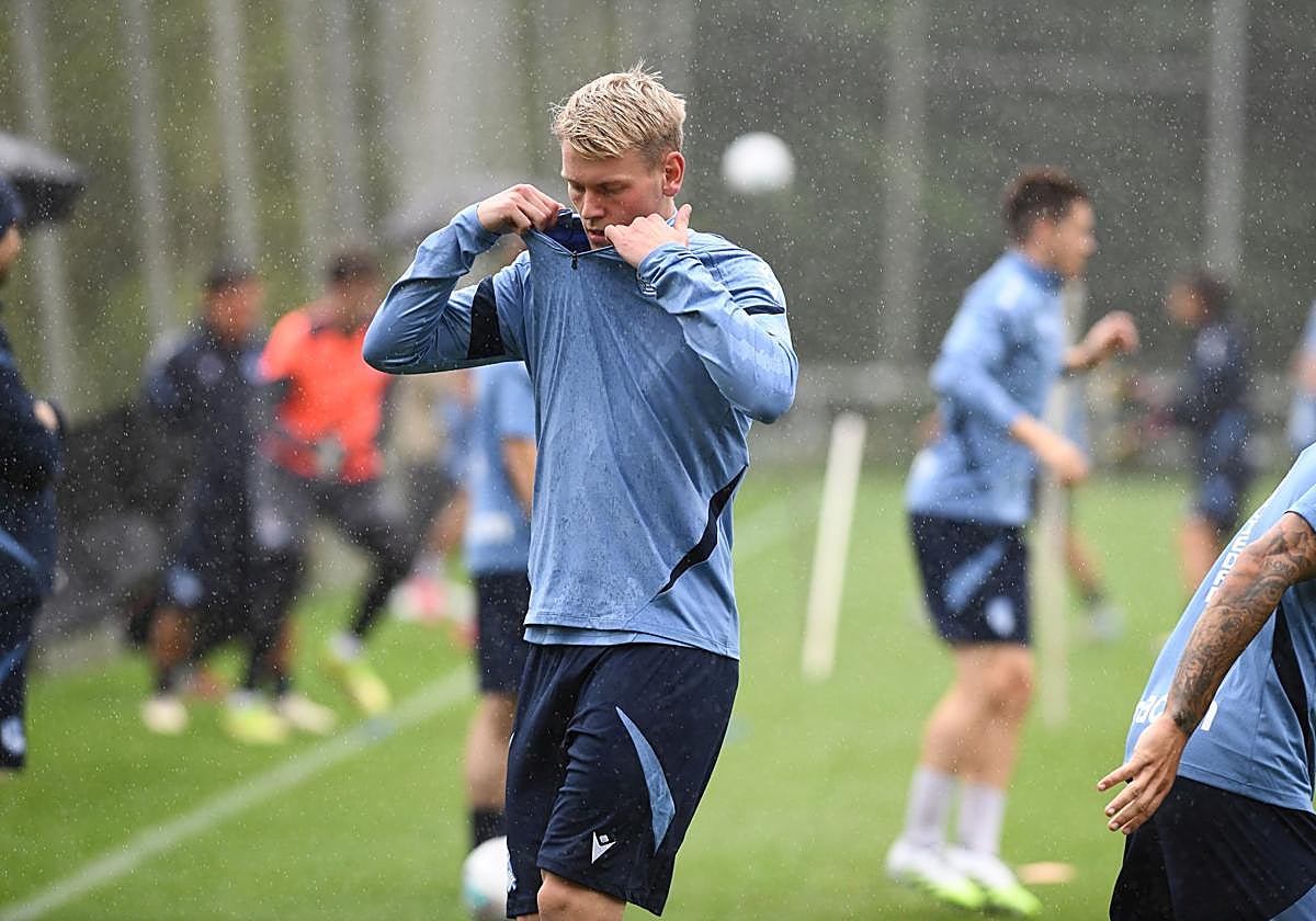 Orri Óskarsson se quita la sudadera durante un entrenamiento de la Real esta temporada en Zubieta