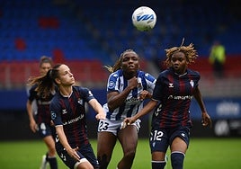 Edna Imade pelea por el balón entre dos defensoras del Eibar.