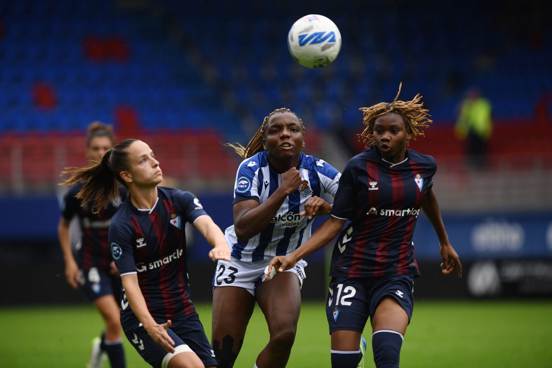 Edna Imade pelea por el balón entre dos defensoras del Eibar.