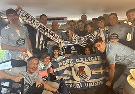 Miembros de la Peña Galicia Txuri-Urdin y aficionados del Celta, juntos antes de que arranque el partido en Balaídos