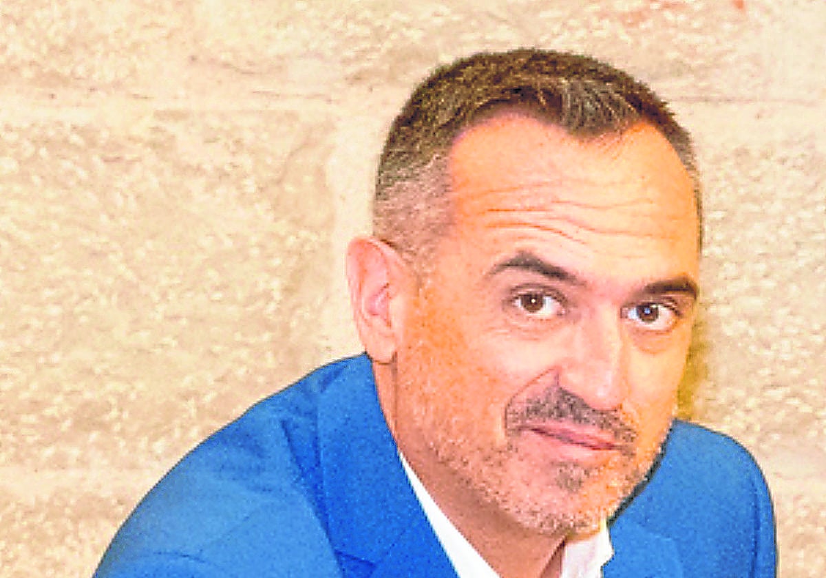 Josep, director ejecutivo de la Fundación Guitarras Alhambra, actuando (es teatrante) en el Festival de Teatro Clásico de Peñíscola.