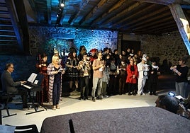 Todos los artistas participantes cantan juntos al final de la gala de este domingo en Chillida Leku.