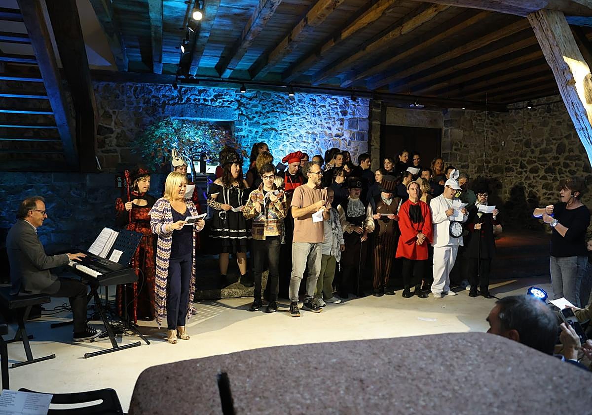 Todos los artistas participantes cantan juntos al final de la gala de este domingo en Chillida Leku.