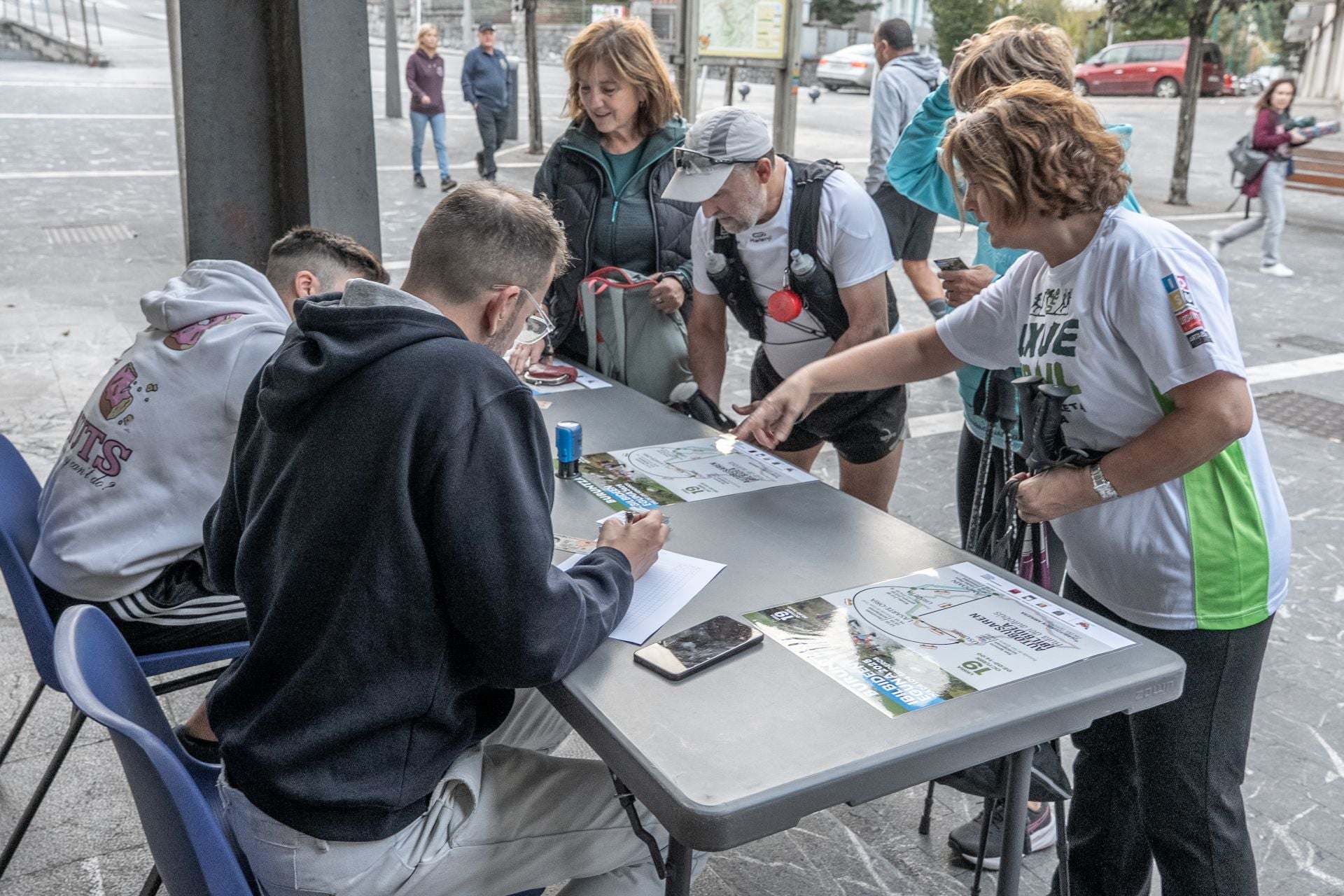 Imagen secundaria 1 - Hainbat herritar animatu dira proposatutako txangoetan parte hartzera. 