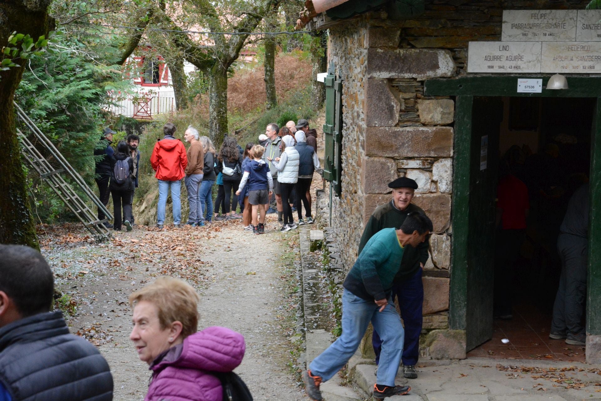 Mientras los palomeros almuerzan en la txabola tiene lugar la primera visita guiada de la jornada.
