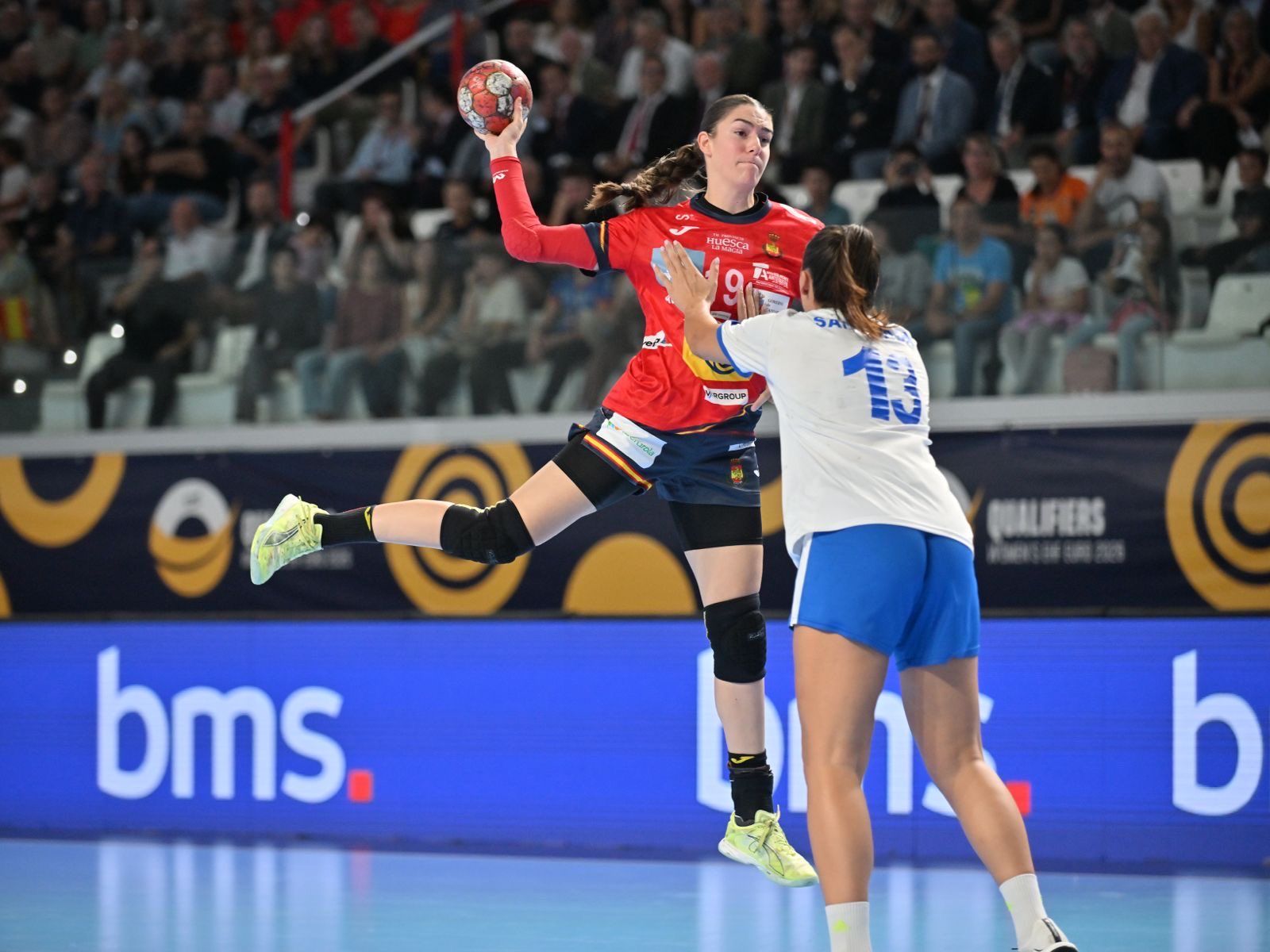 Estes Somaza, jugadora del Bera Bera, lanza a portería con las Guerreras,