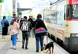 Tren de Cercanías en la estación de Irun.