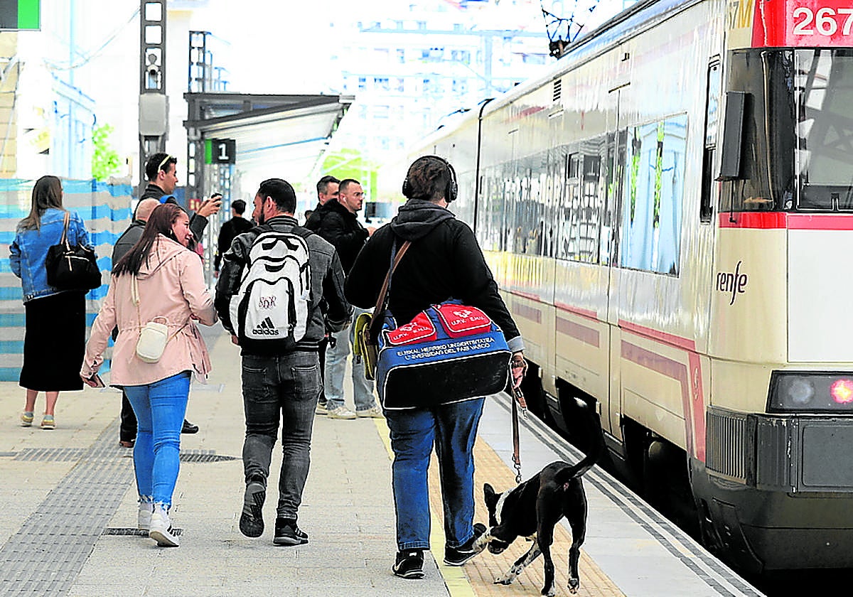 Tren de Cercanías en la estación de Irun.