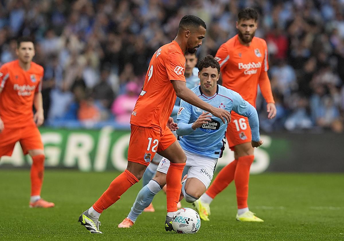 Yangel Herrera, que jugó de titular, conduce el balón en Balaídos.