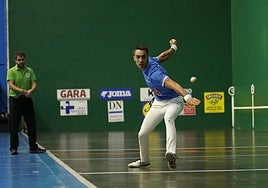 Zabala golpea la pelota este domingo en el Beotibar.