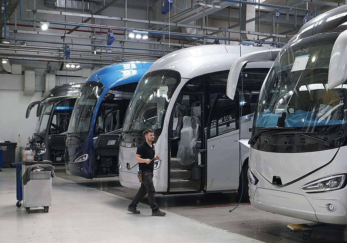Un técnico de Irizar supervisa los vehículos de la planta de Ormaiztegi.