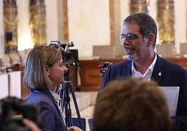 La portavoz del PSE en Donostia, Ane Oyarbide, y el ya exalcalde, Eneko Goia, conversan tras el pleno de despedida.