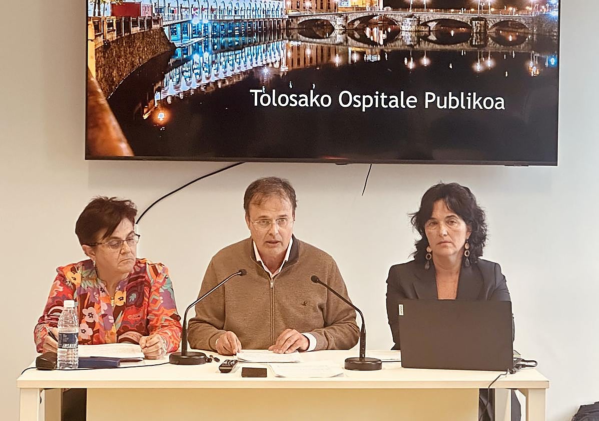 El consejero vasco de Salud, Alberto Martínez, flanqueado por la directora general de Osakidetza, Lore Bilbao, y la directora gerente de la OSI Donostialdea, Maite Martínez de Albéniz, en la presentación del Plan Funcional.