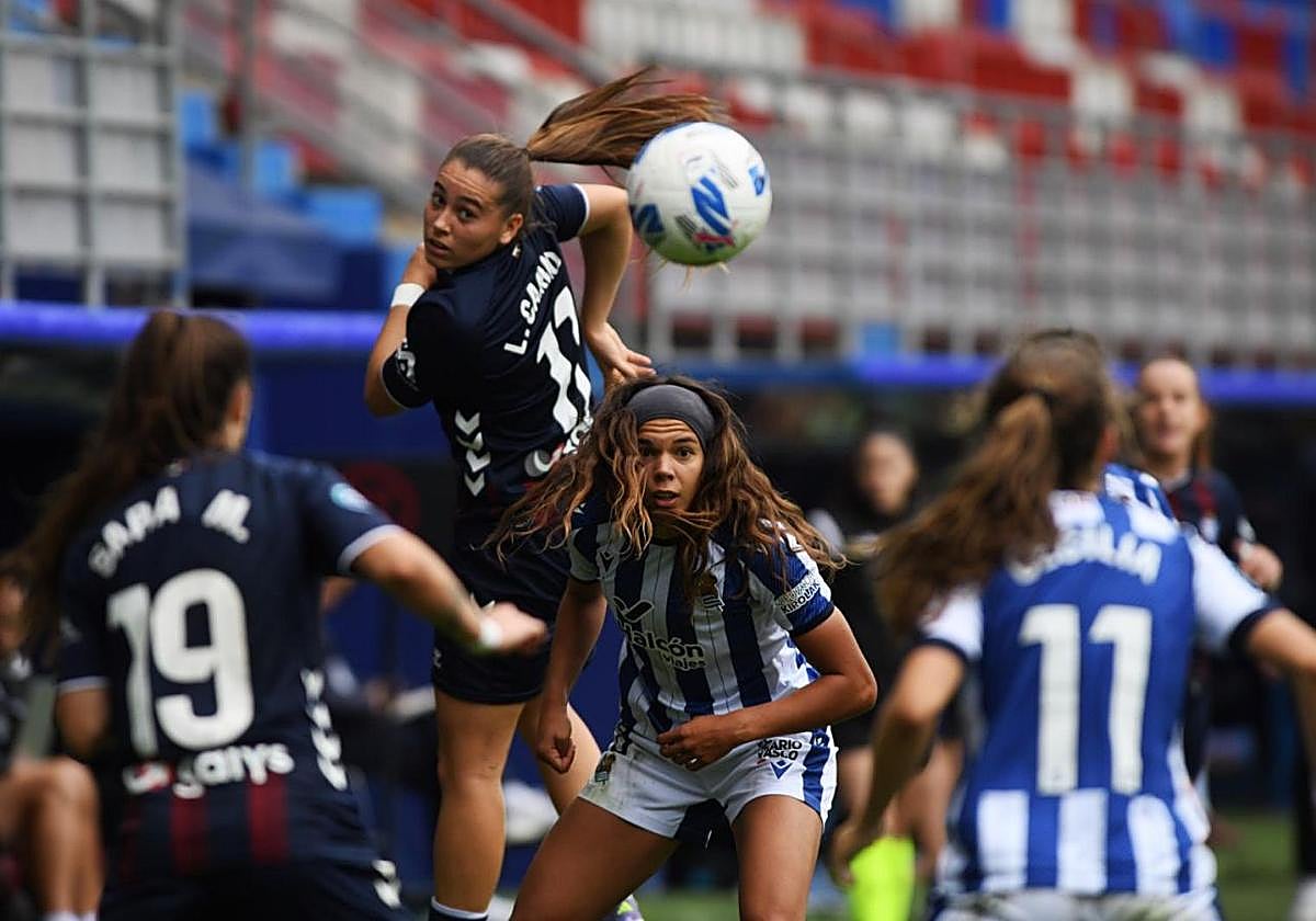 Las jugadoras pelean por hacerse con el balón.