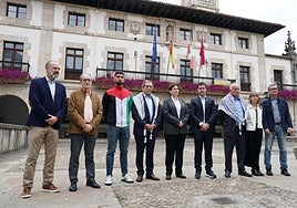 Representantes de las federaciones vasca y palestina, del Athletic, la Real Sociedad y el Alavés, en la presentación del partido.
