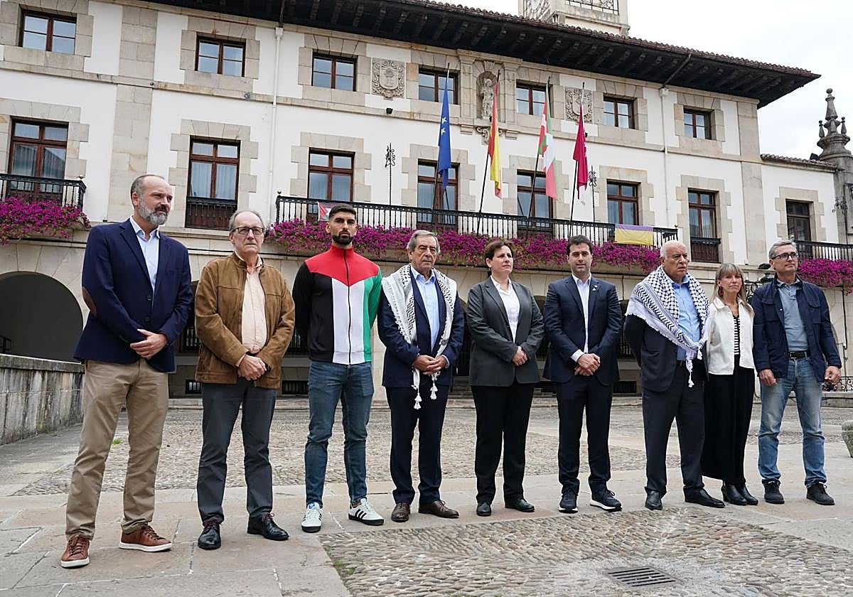 Representantes de las federaciones vasca y palestina, del Athletic, la Real Sociedad y el Alavés, en la presentación del partido.