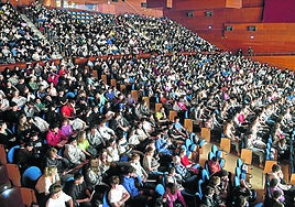Los estudiantes atienden una de las conferencias celebradas ayer en el Kursaal.