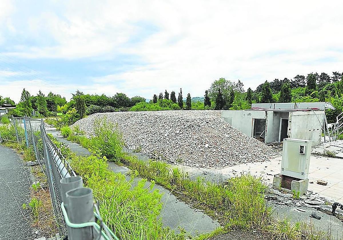 Antiguo invernadero de jardinería que se transformará en un camping de autocaravanas.