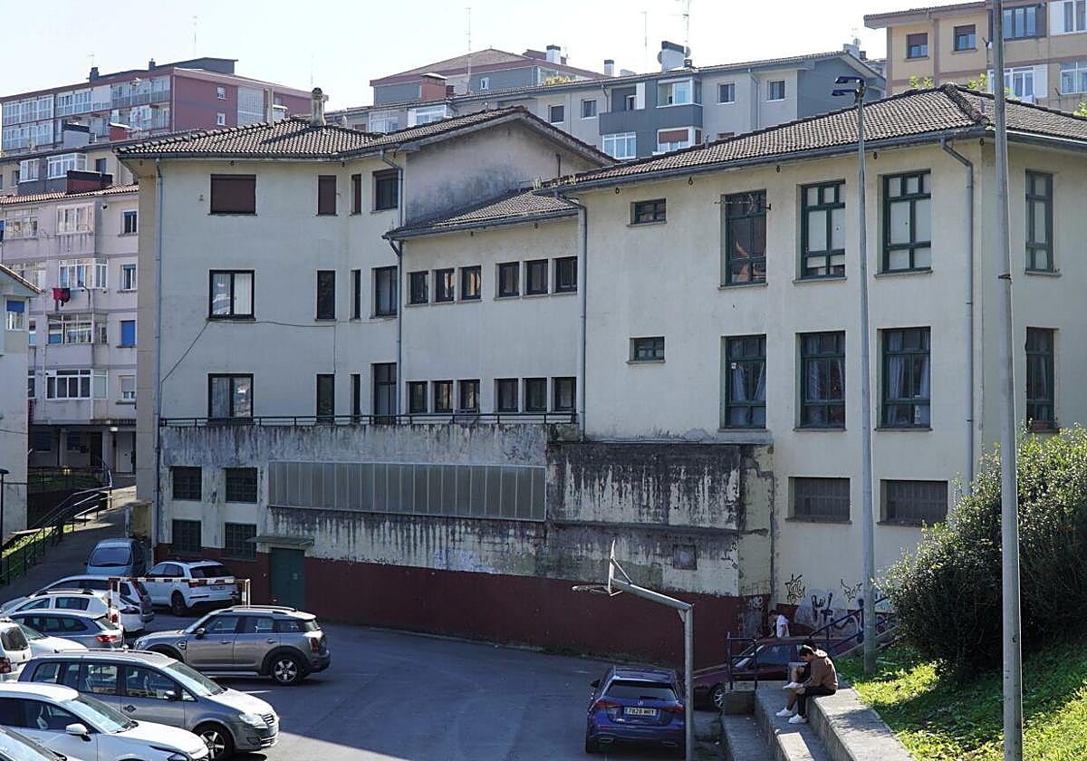 El edificio es el hogar del Gimnasio Látigo, así como de las asociaciones Aljarafe, Centro Cultural Andaluz; el Club de Aeromodelismo Albatros y Kamelamos Adiquerar