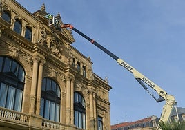 La empresa especializada en conservación de patrimonio Petra S. Coop realizó ayer trabajos preventivos y de mantenimiento en la fachada del teatro Victoria Eugenia. «Es un trabajo que hacemos cada año. Su fachada, como la del museo San Telmo, es de arenisca y al estar expuesta al salitre conviene cuidar», indican desde Donostia Kultura.