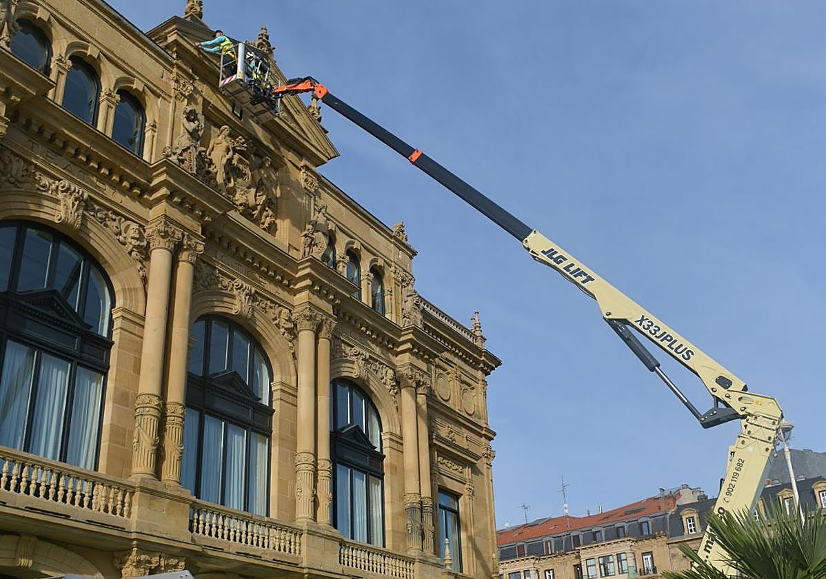 La empresa especializada en conservación de patrimonio Petra S. Coop realizó ayer trabajos preventivos y de mantenimiento en la fachada del teatro Victoria Eugenia. «Es un trabajo que hacemos cada año. Su fachada, como la del museo San Telmo, es de arenisca y al estar expuesta al salitre conviene cuidar», indican desde Donostia Kultura.