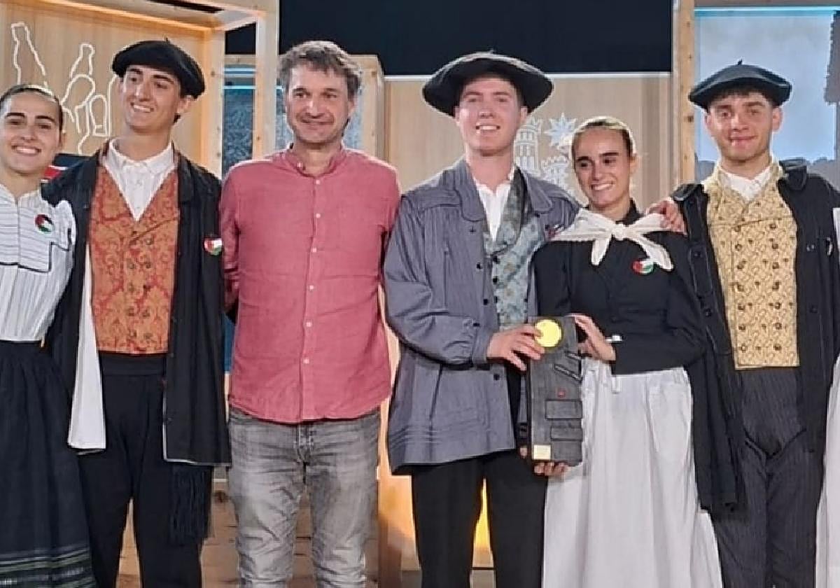 El alcalde Mikel Arruti junto a las parejas de dantzaris que han representado a Lezo en el campeonato.