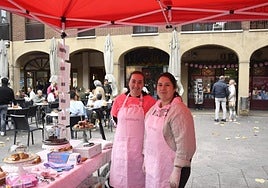 Voluntarias al pie de uno de los puestos de comida de la fiesta.