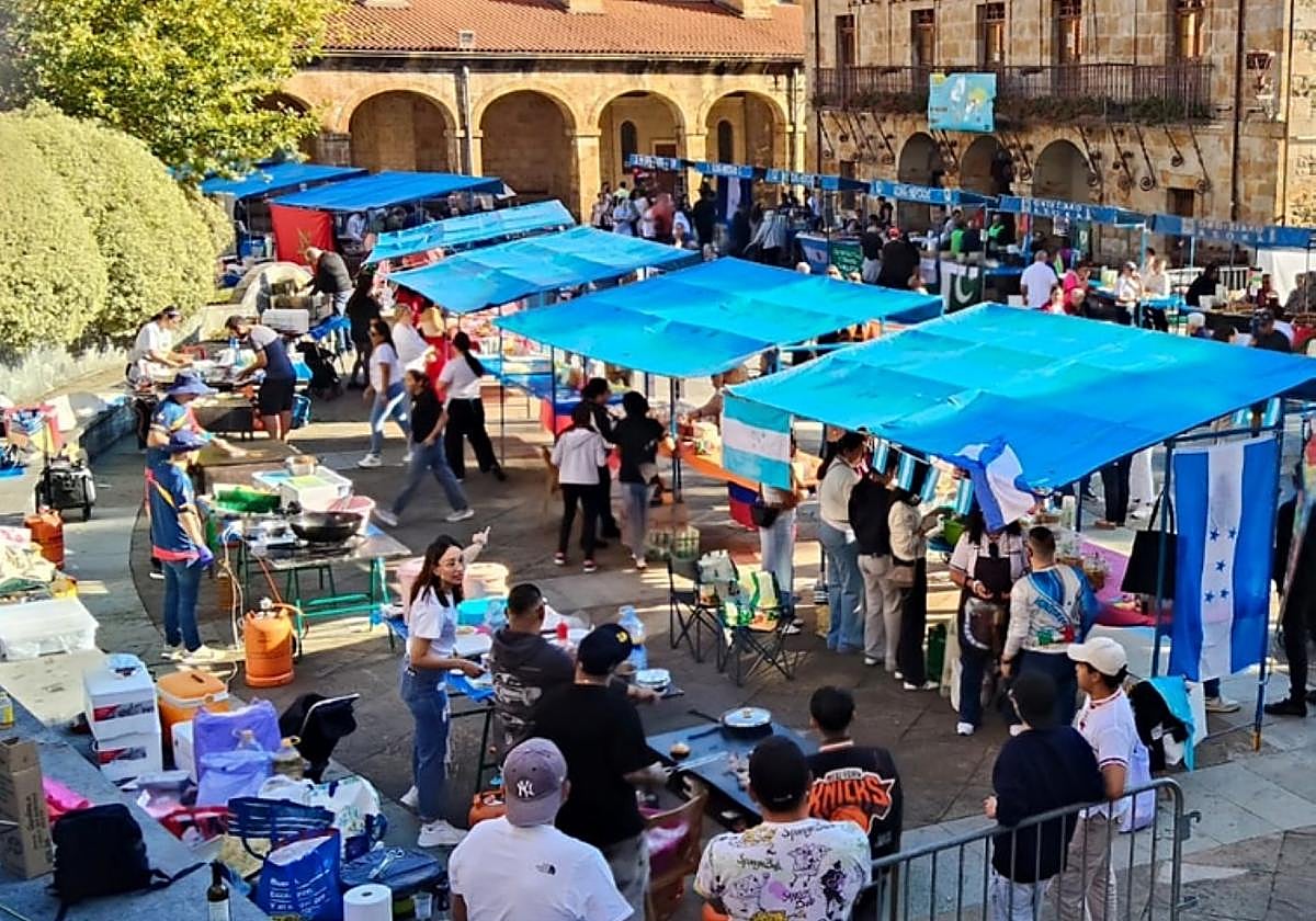 La plaza fue escaparate de las culturas que conviven en Legazpi.