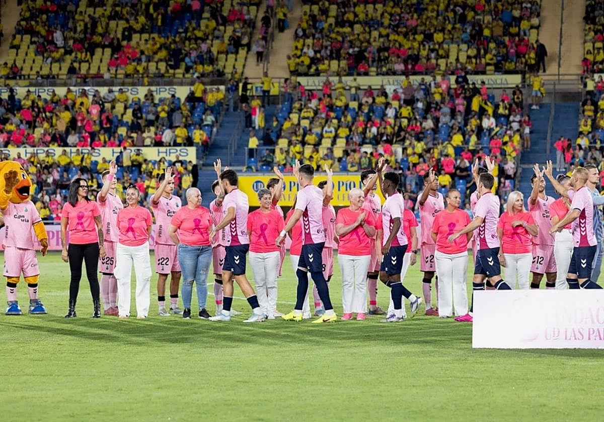 Los jugadores del Eibar y de la UD Las Palmas salieron al campo con una equipación rosa por el Día Mundial contra el Cáncer de Mama.