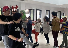 Participantes en una anterior edición de las sesiones de Movimiento y Creatividad que tienen lugar en Etxaluze.