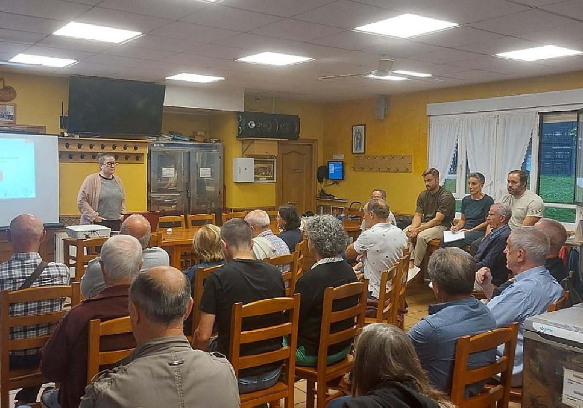 Una de las reuniones, con la concejala de Participación Garbiñe Oiarbide, en Iñurritza.