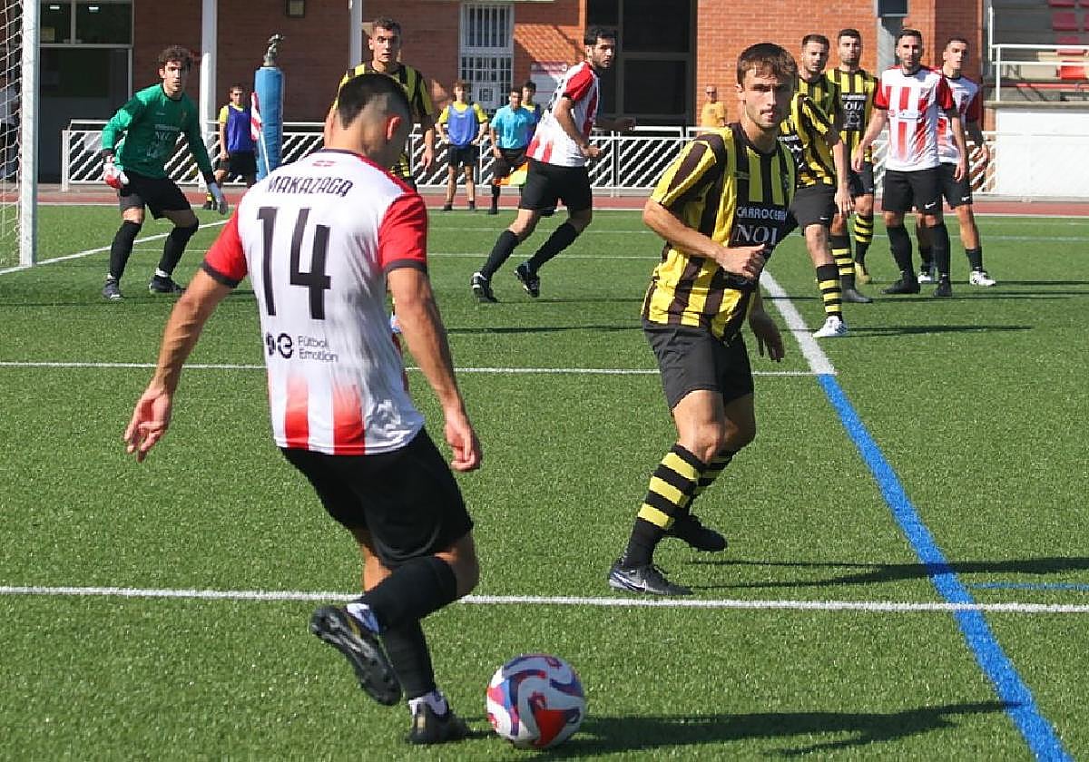 Un jugador del 'Haundi' saca una falta en un derbi anterior disputado ante el Amaikak Bat en Mintxeta.