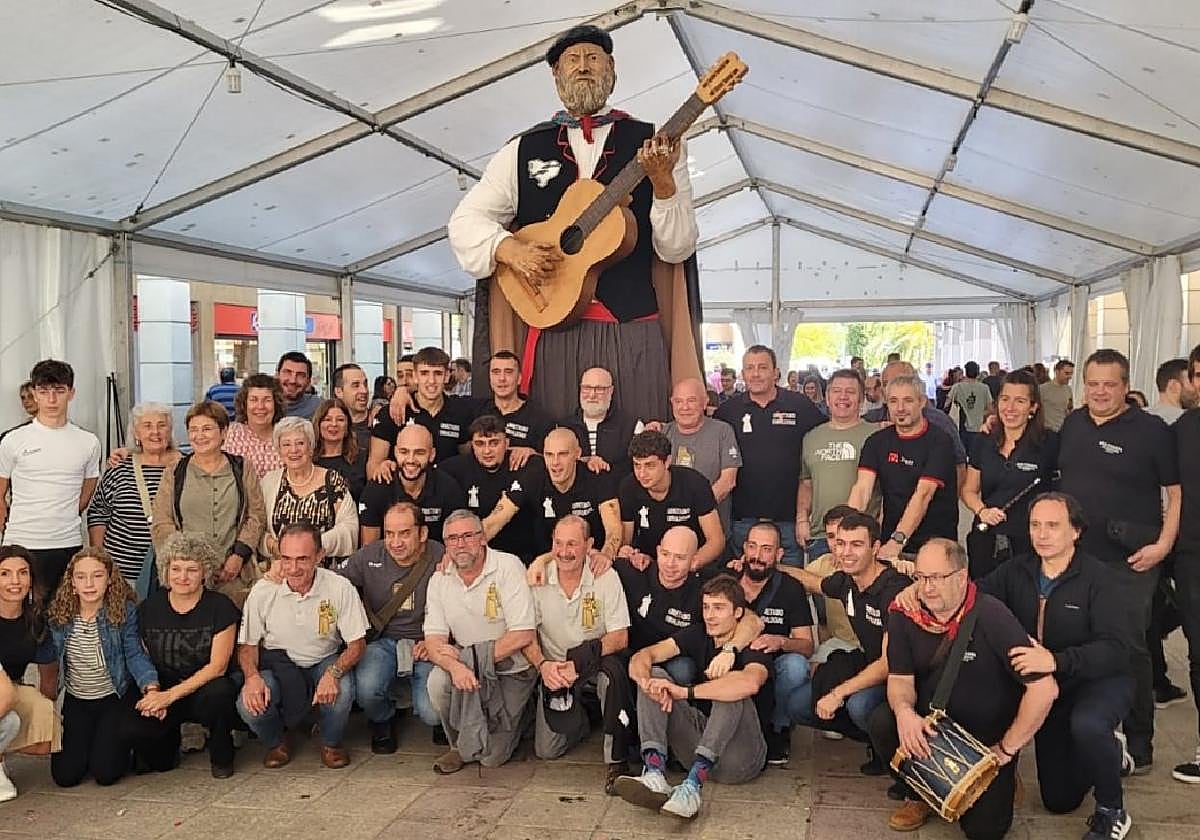 Omenaldi hunkigarria. Omendutakoen senitartekoek oroigarria jaso zuten.