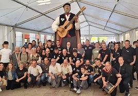 Omenaldi hunkigarria. Omendutakoen senitartekoek oroigarria jaso zuten.