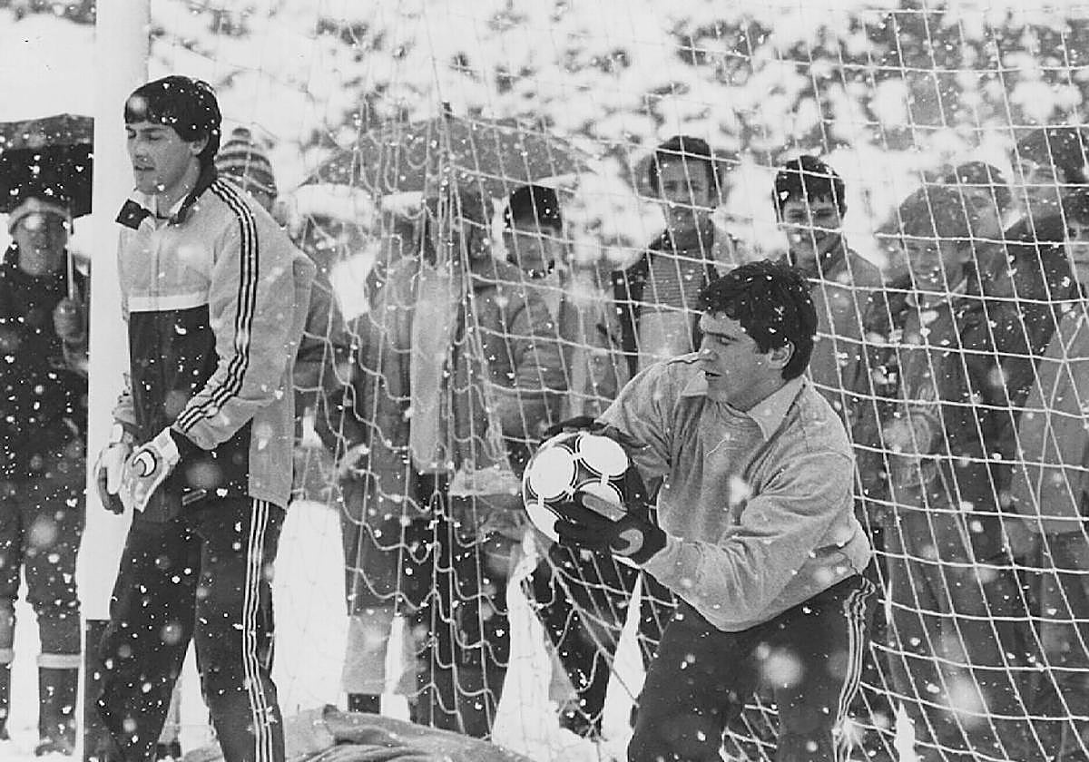 González y Arconada, durante un entrenamiento bajo la nieve.
