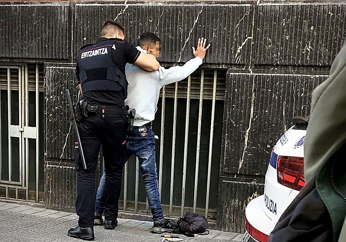 Un agente de la Ertzaintza realiza una detención.