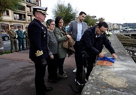 El comandante naval de San Sebastián, David Mínguez, y la familia de Juan Flores en la inauguración de la placa que han colocado en Hondarribia.