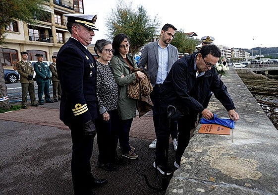 El comandante naval de San Sebastián, David Mínguez, y la familia de Juan Flores en la inauguración de la placa que han colocado en Hondarribia.